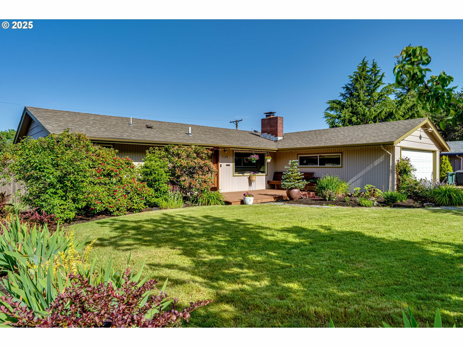 Property Photo: 3120 Onyx St OR 97405