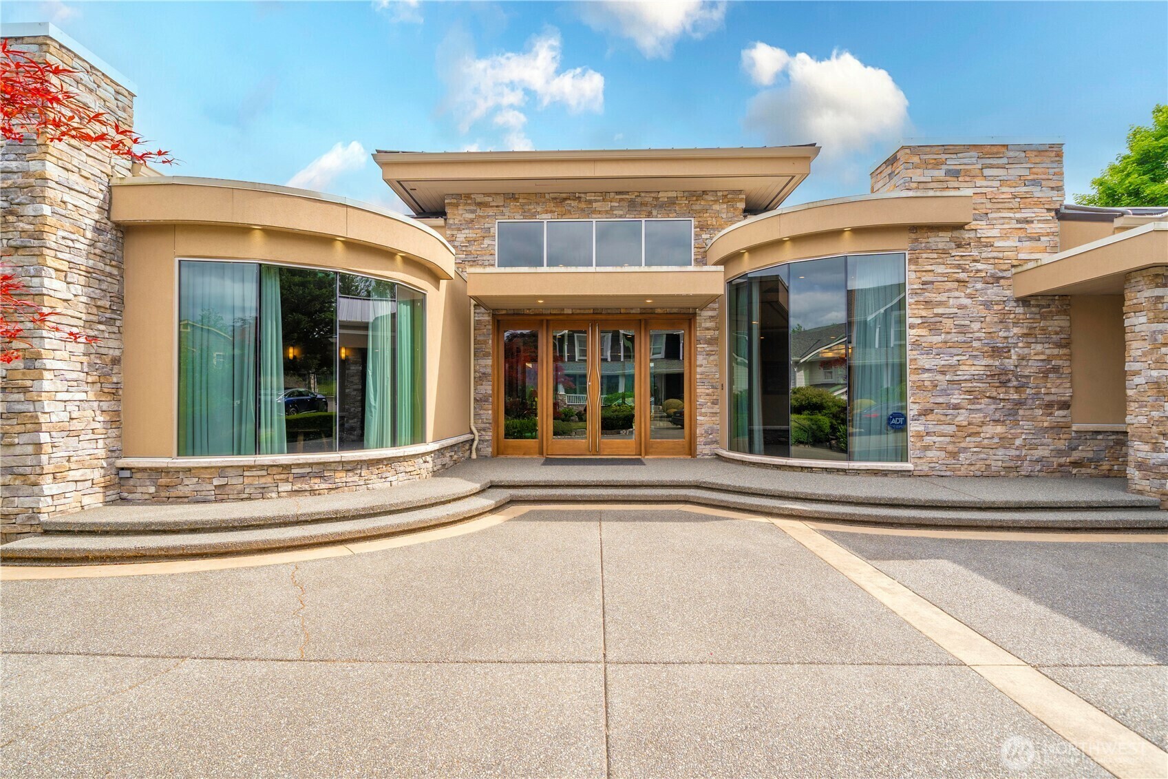 Property Photo: 7215 Saint Andrews Lane SE WA 98065