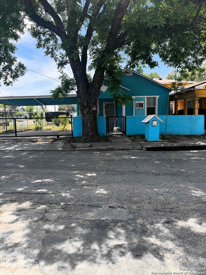 Property Photo:  422 E Franciscan  TX 78204 