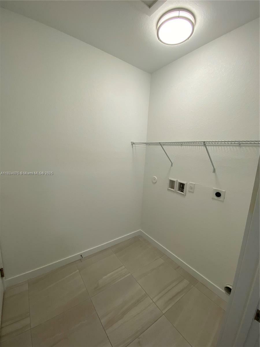 Property Photo: 15400 NE 7th Ave FL 33162