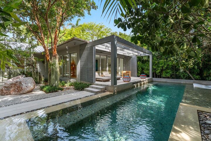 Property Photo:  11 La Gorce Cir  FL 33141 