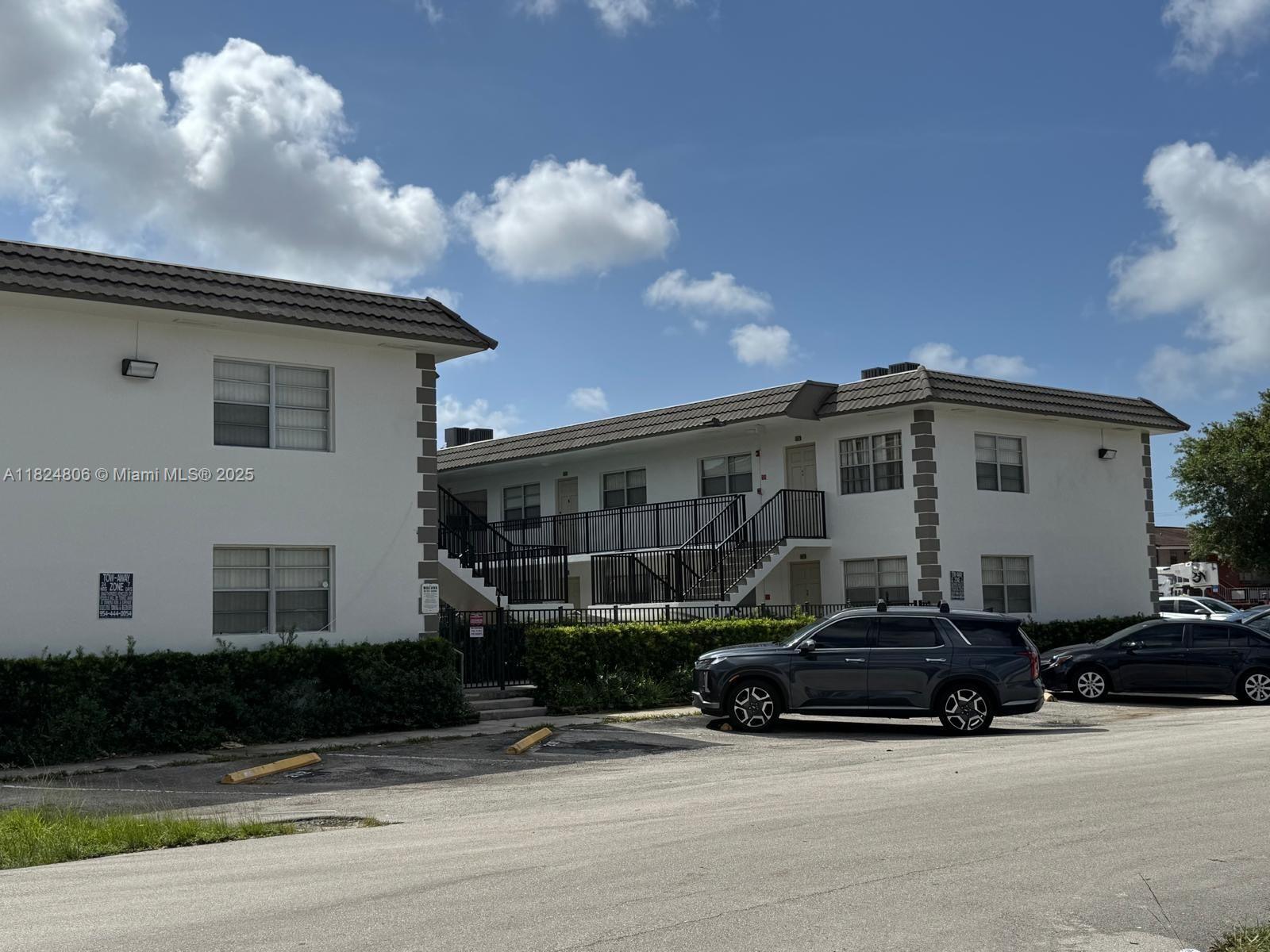 Property Photo:  4933 Hollywood Blvd 101  FL 33021 