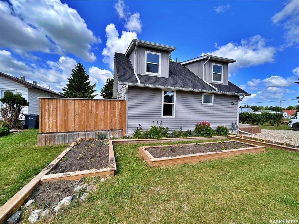 Property Photo:  206 1st Street  SK S0G 5A0 