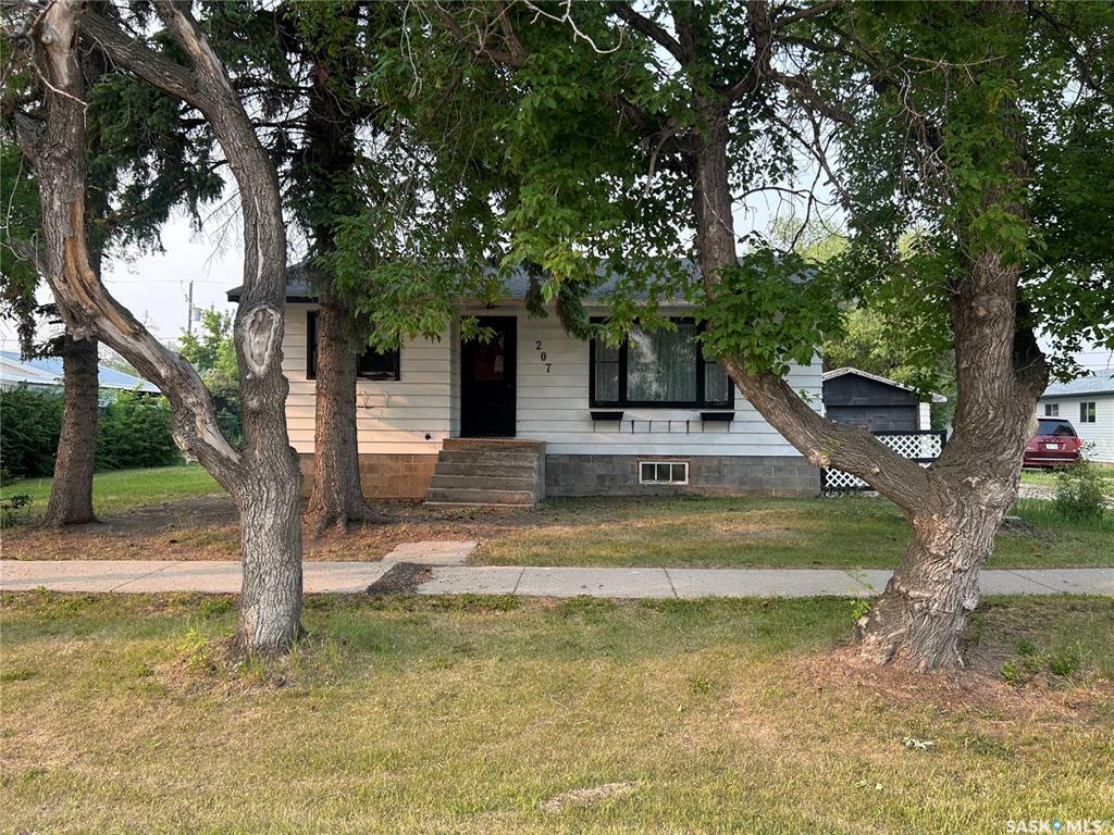 Property Photo: 207 3rd Avenue W SK S0G 3R0