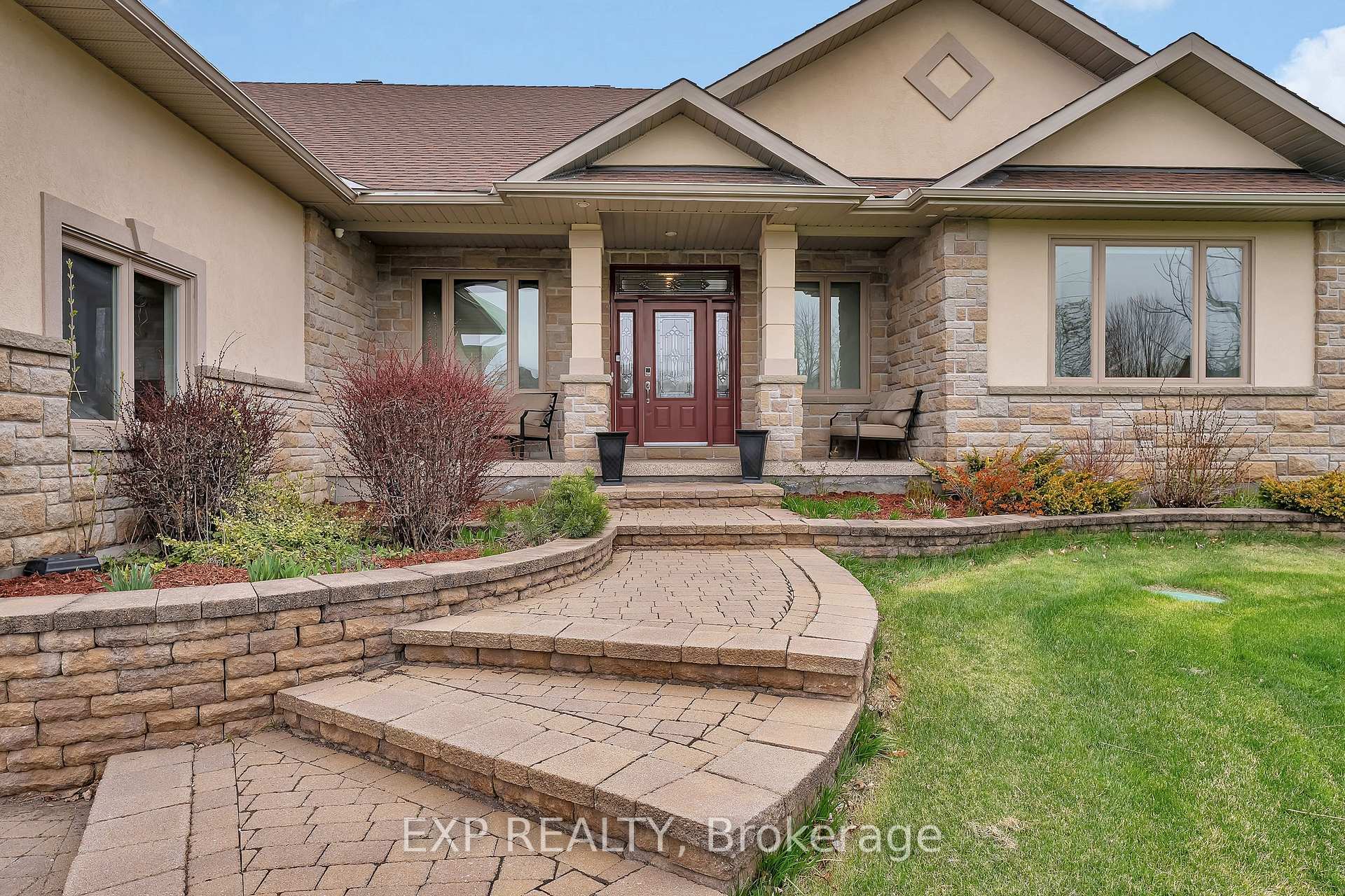 Property Photo: 6703 Suncrest Drive ON K4P 0B4