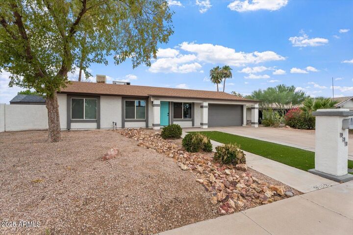 Property Photo:  932 W Julie Drive  AZ 85283 