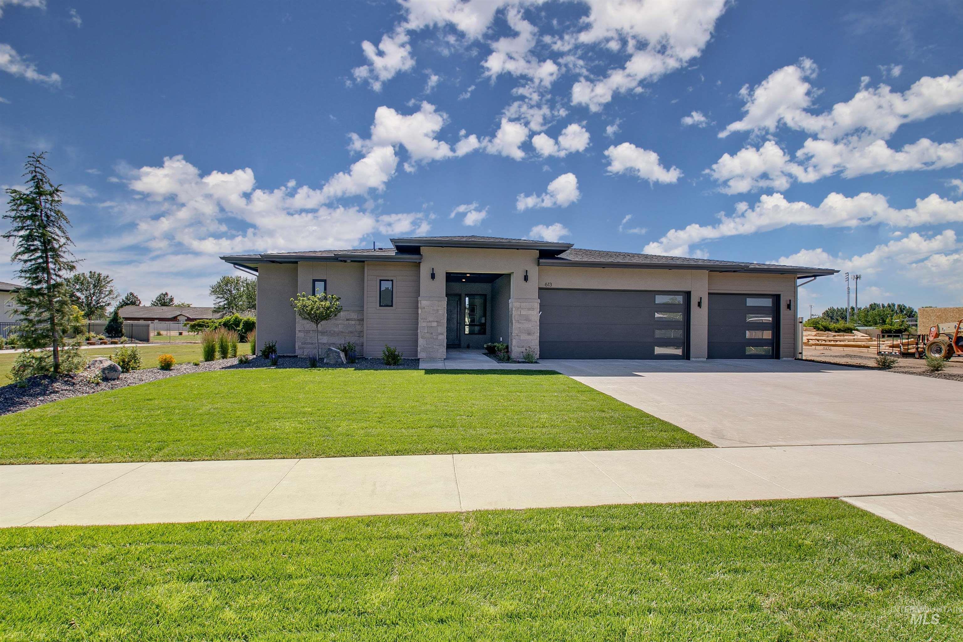 Property Photo: 613 N Creekwater Ave ID 83616