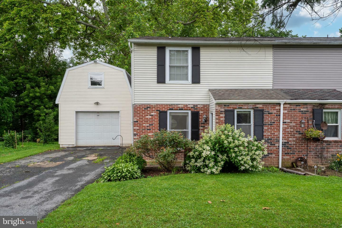 Property Photo:  538 Creekside Lane  PA 17552 