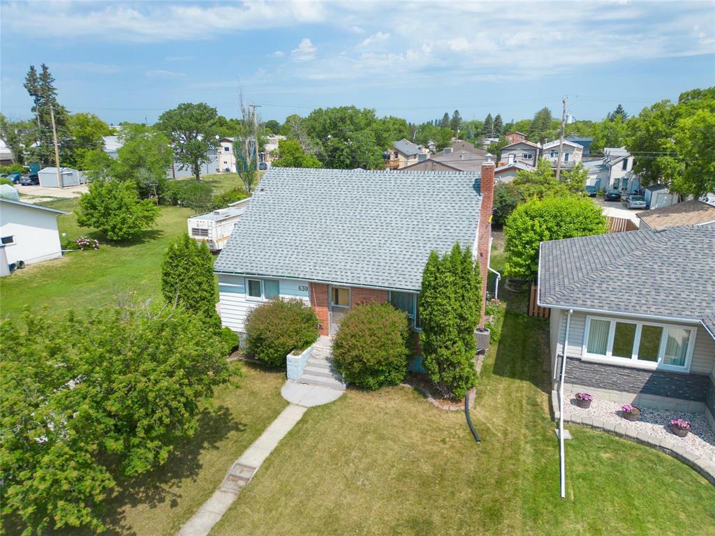 Property Photo: 639 Ashton Avenue MB R0E 0C0