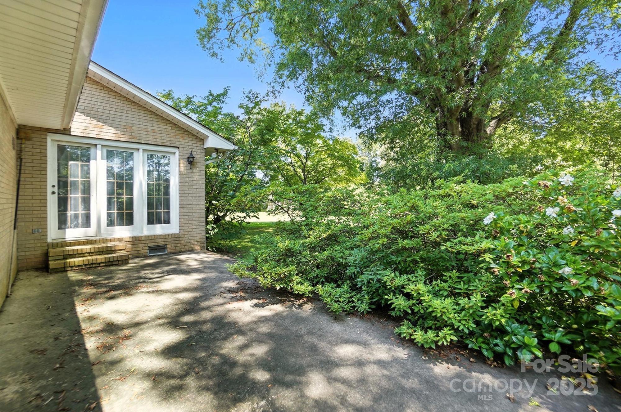 Property Photo: 13909 Idlewild Road NC 28105