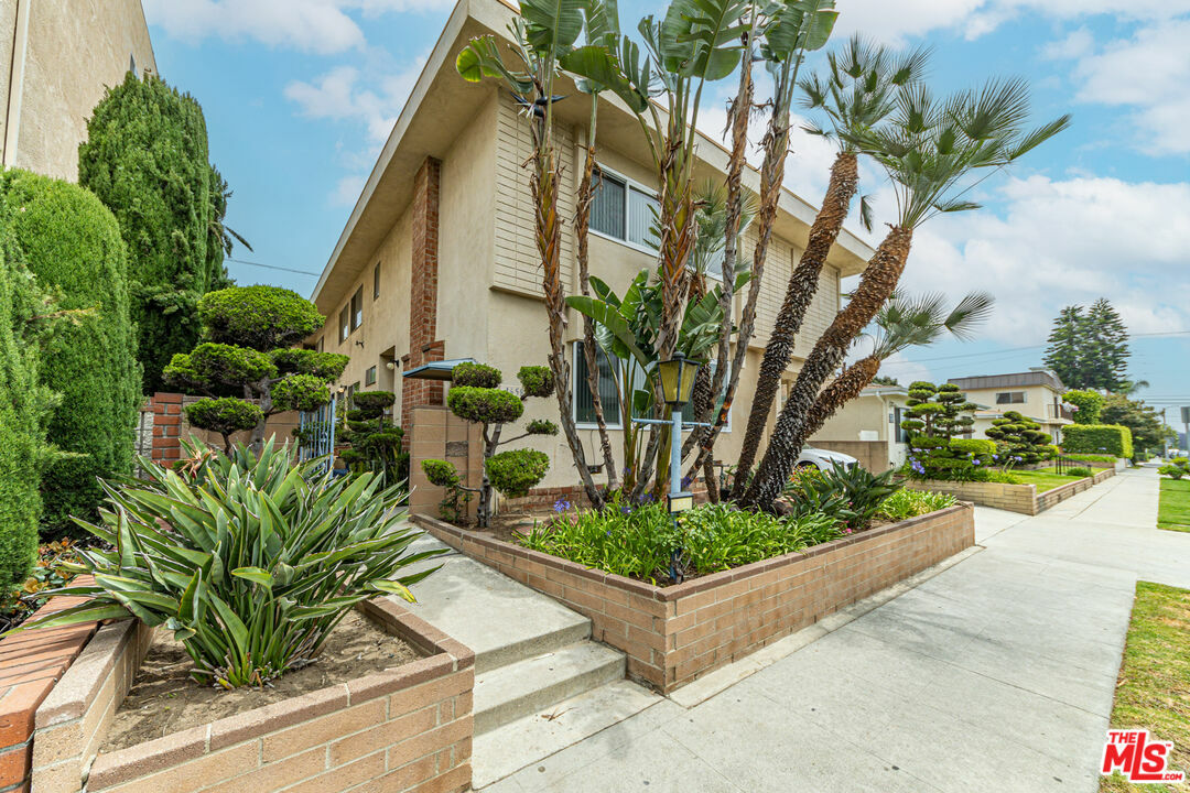 Property Photo: 1658 Colby Ave CA 90025