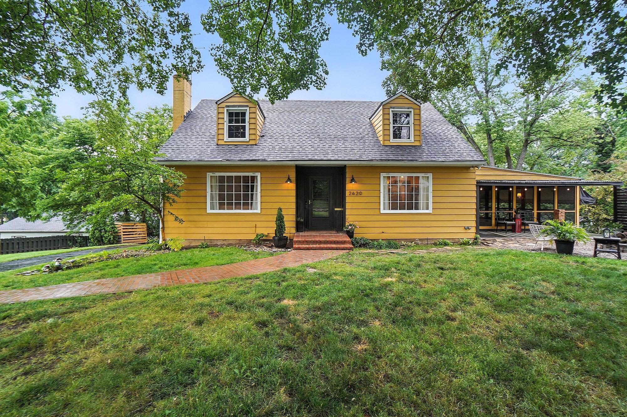 Property Photo: 2620 Edgevale Road OH 43221
