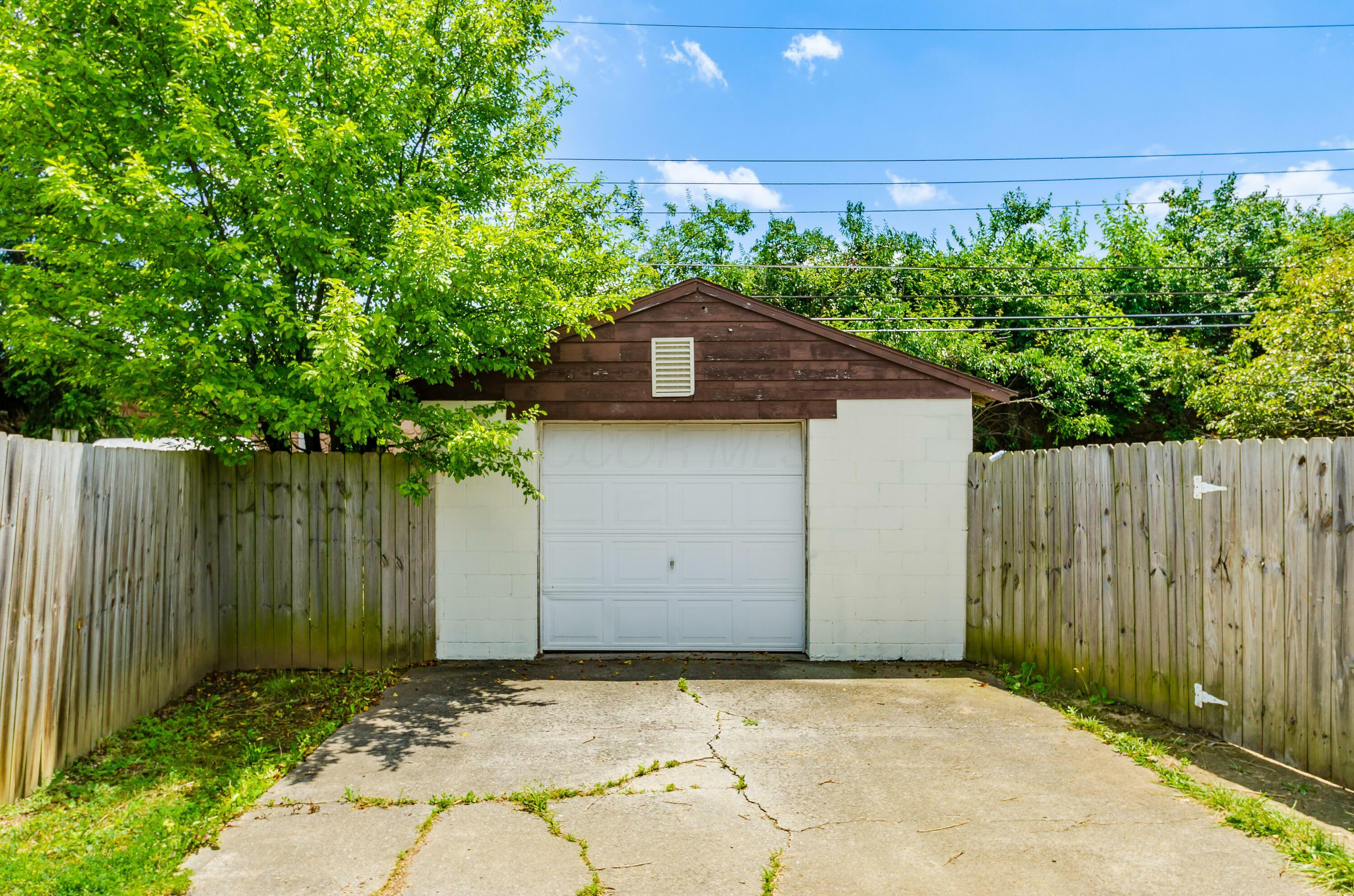 Property Photo: 1902 Binbrook Court OH 43227