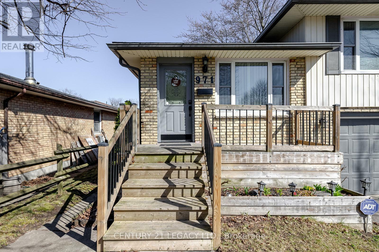 Property Photo: 971 Eagle Crescent ON N5Z 4K5