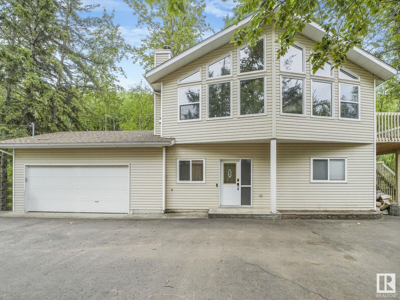 Property Photo: 615 Ash Street AB T8R 0K4