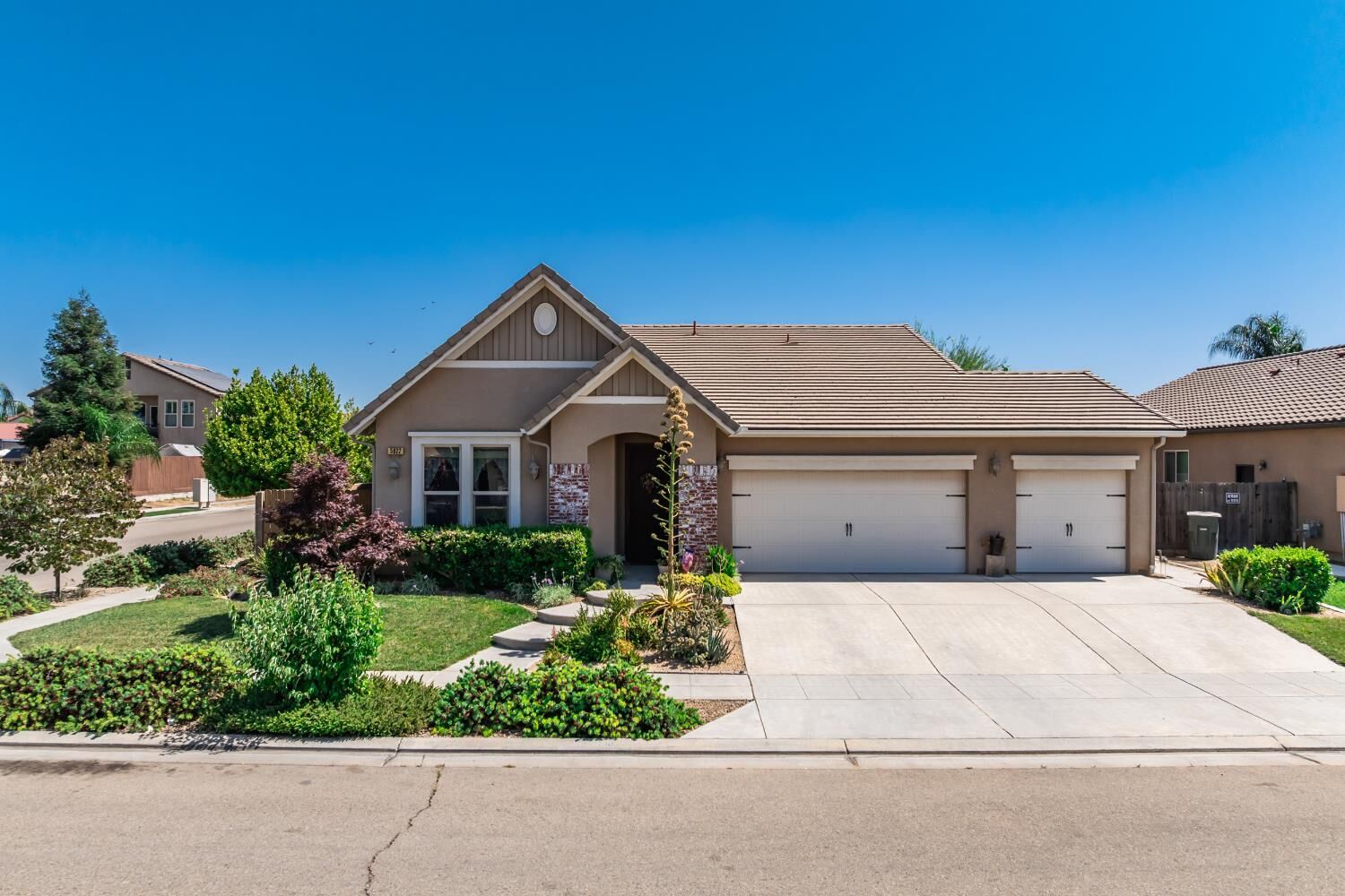 Property Photo: 5822 E Booker Avenue CA 93727