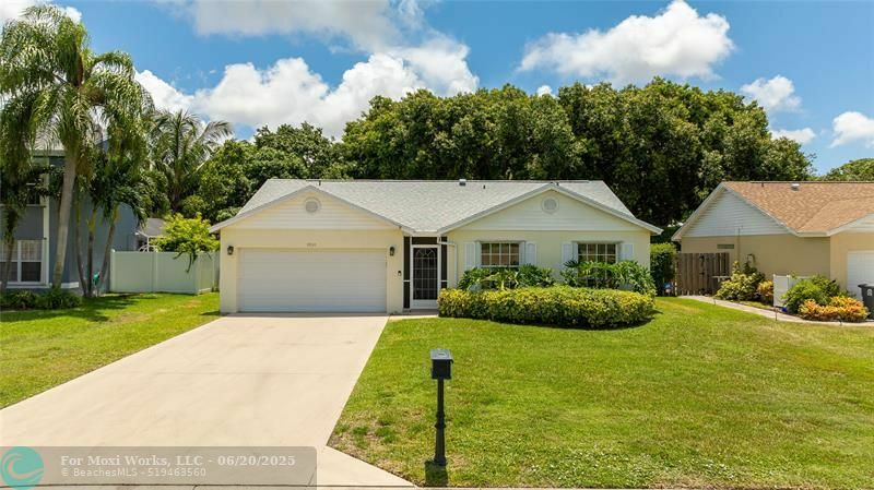 Property Photo: 9930 Holly Hill Dr FL 33437