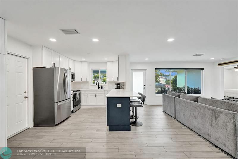 Property Photo: 4231 NE 20th Ave FL 33308