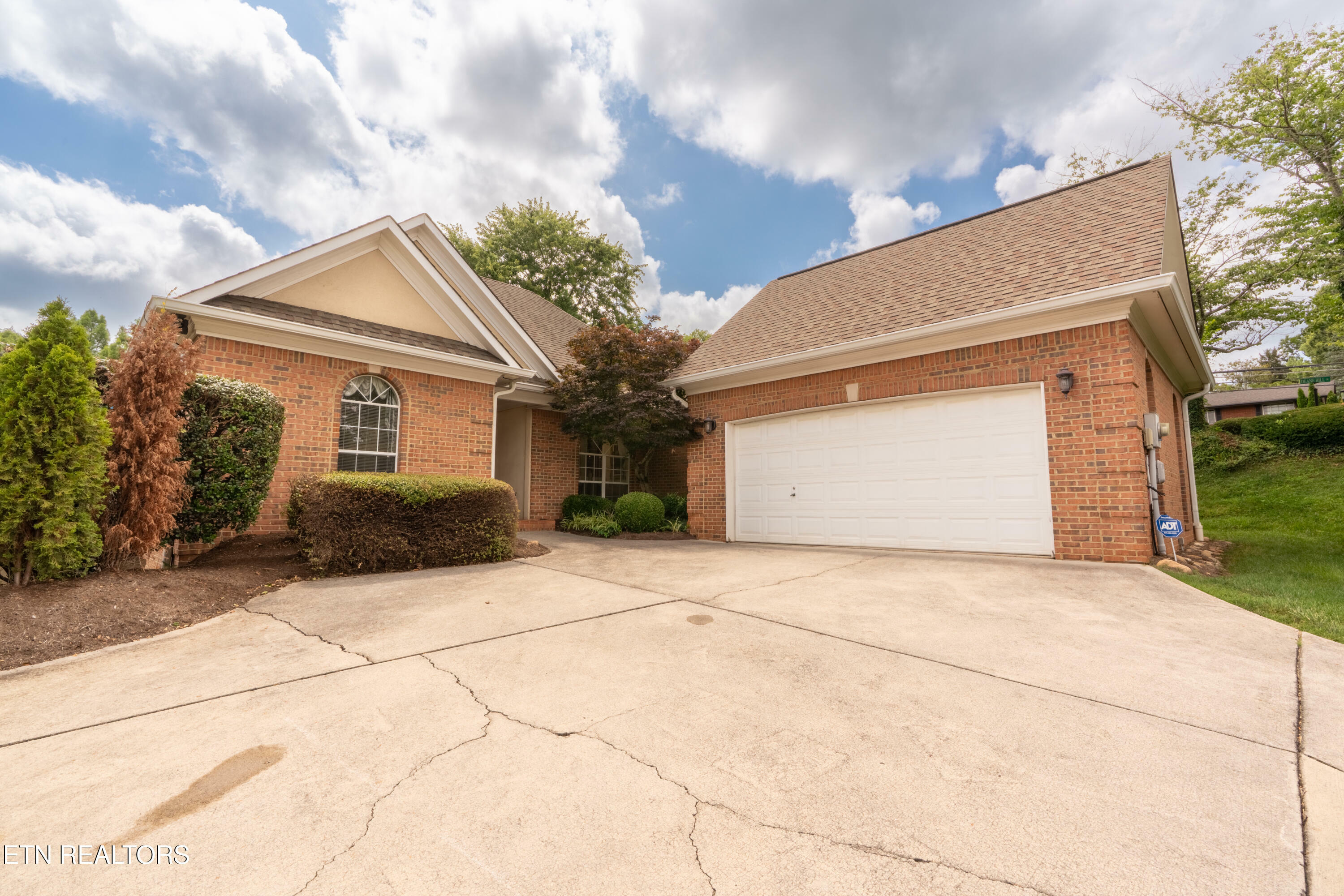 Property Photo: 501 Glen Ives Way TN 37919