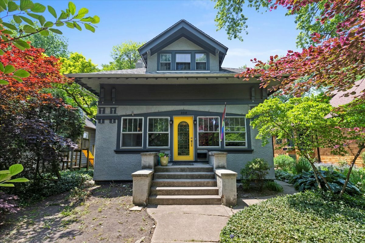 Property Photo: 3718 N Harding Avenue IL 60618