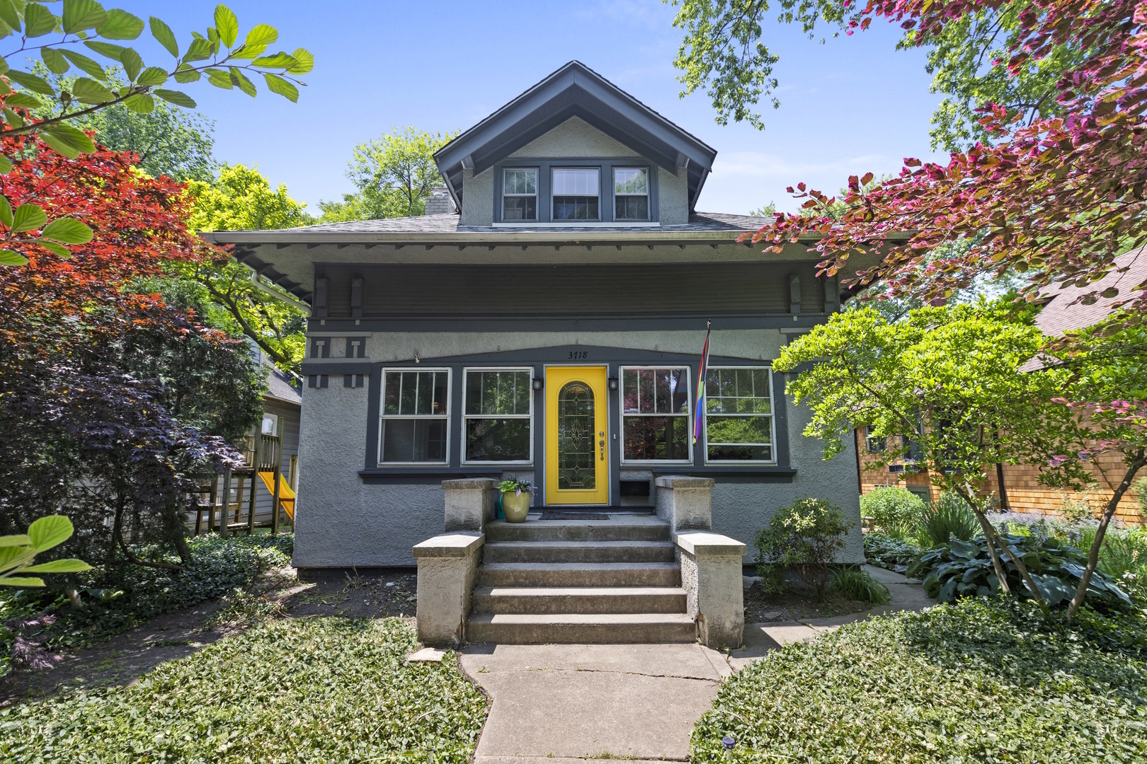 Property Photo: 3718 N Harding Avenue IL 60618