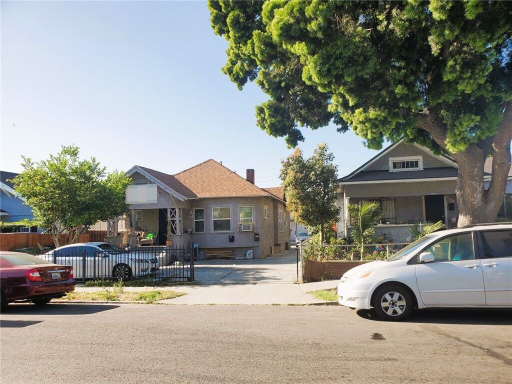 Property Photo:  211 W 52nd Street  CA 90037 