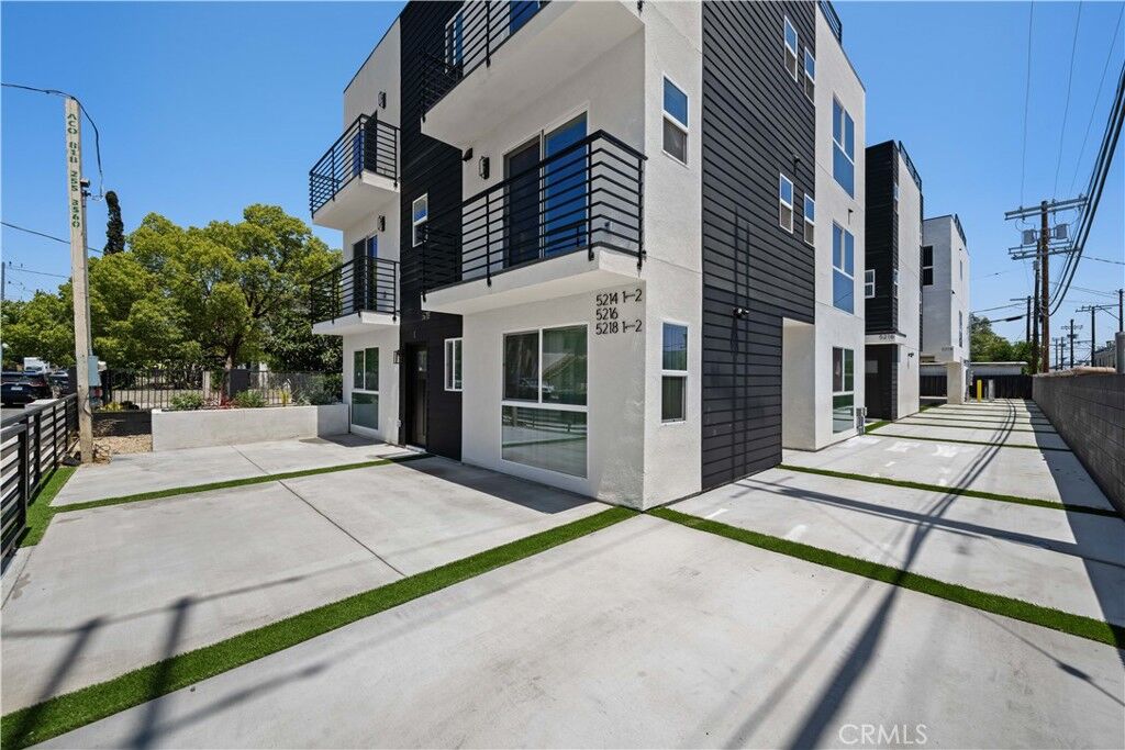 Property Photo: 5218 Auckland Avenue 2 CA 91601