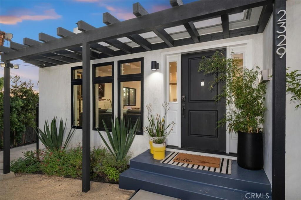Property Photo: 2329 Vineyard Avenue CA 90016