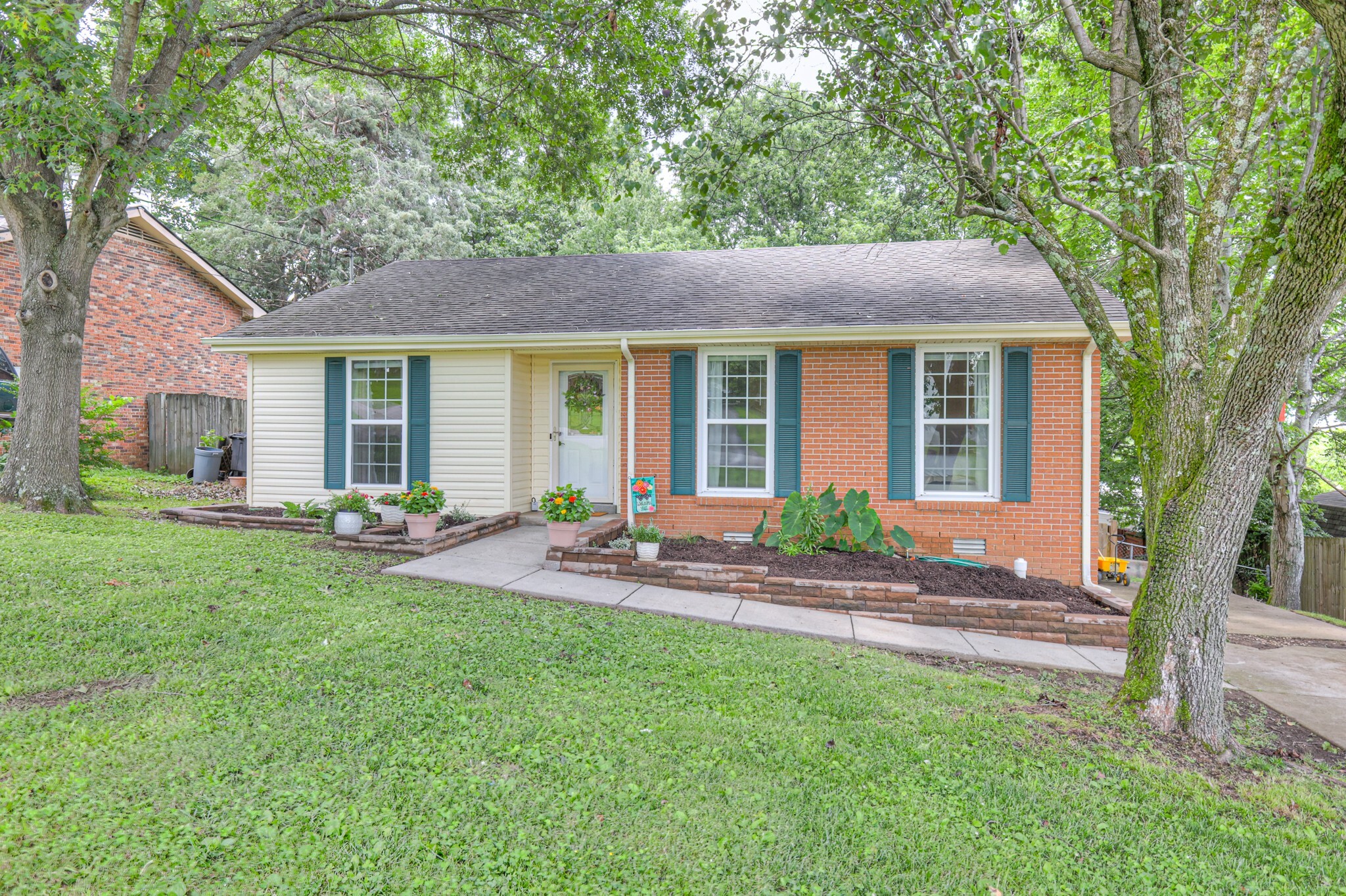 Property Photo: 256 Savely Dr TN 37075