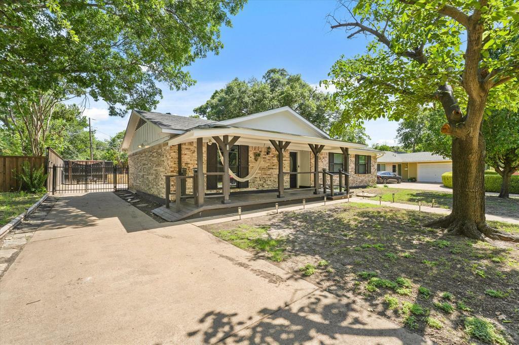 Property Photo: 2795 Beechmont Drive TX 75228