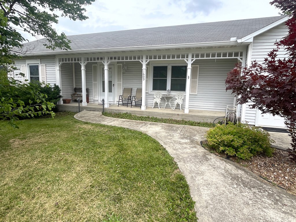 Property Photo: 1609 Morningside Drive MO 64601
