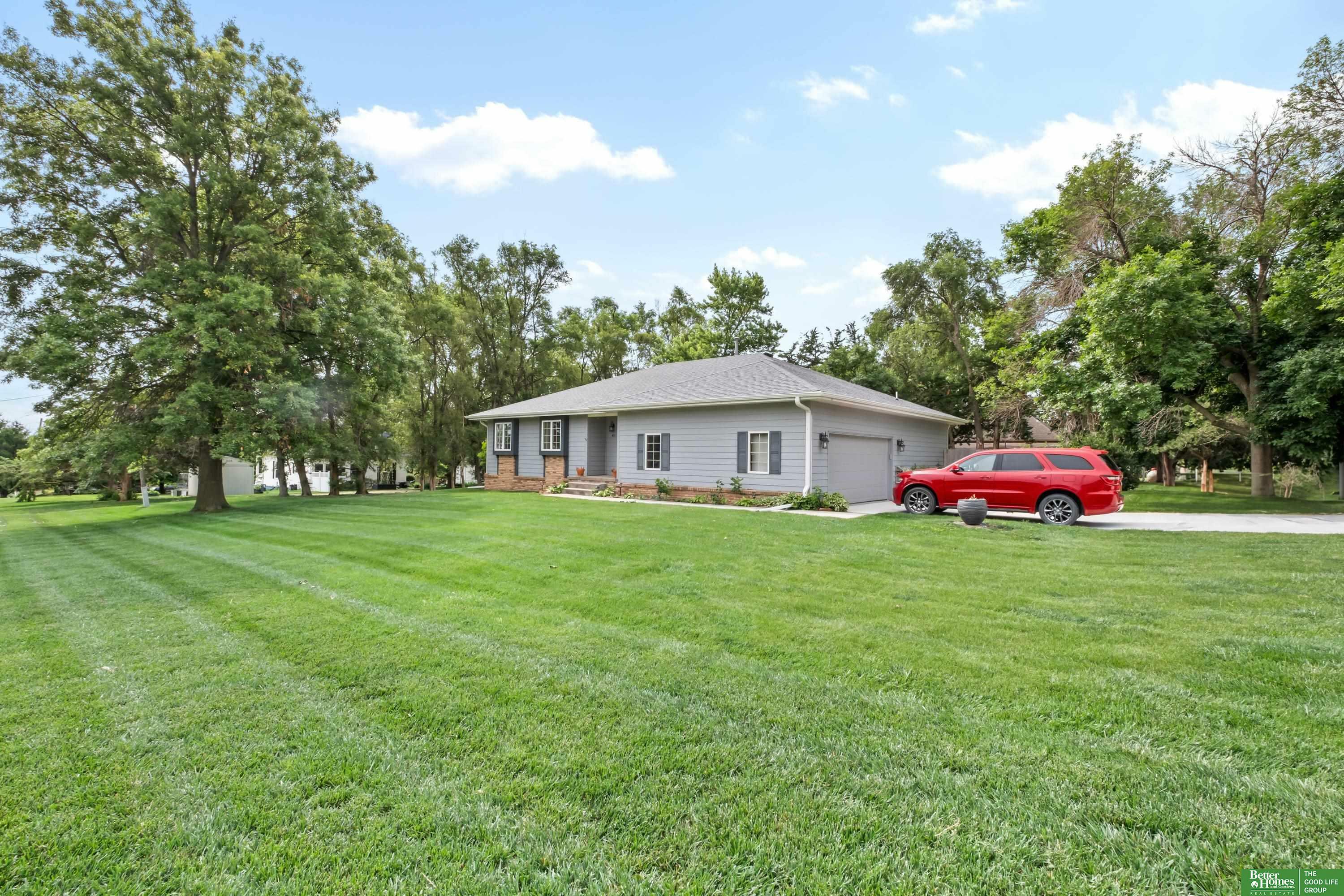 Property Photo: 411 Hillside Avenue NE 68073