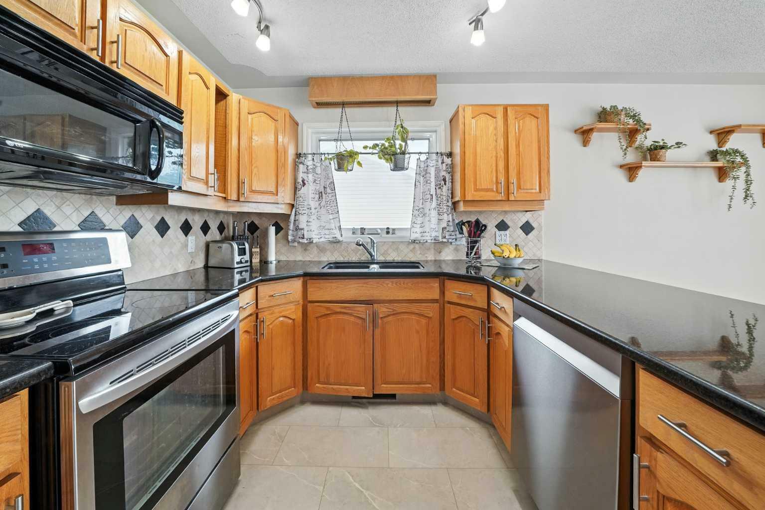 7 Kemp Avenue  Red Deer AB T4P 3M3 photo