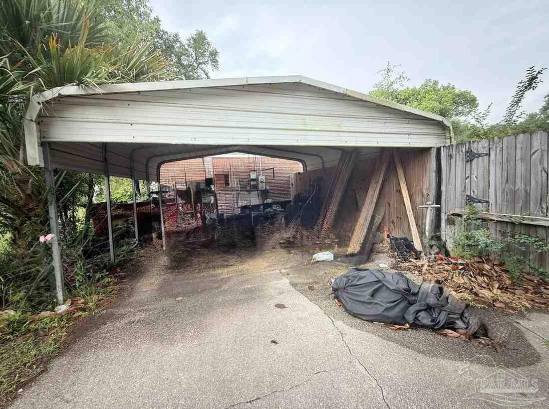 Property Photo: 4673 Van Horn Rd FL 32583