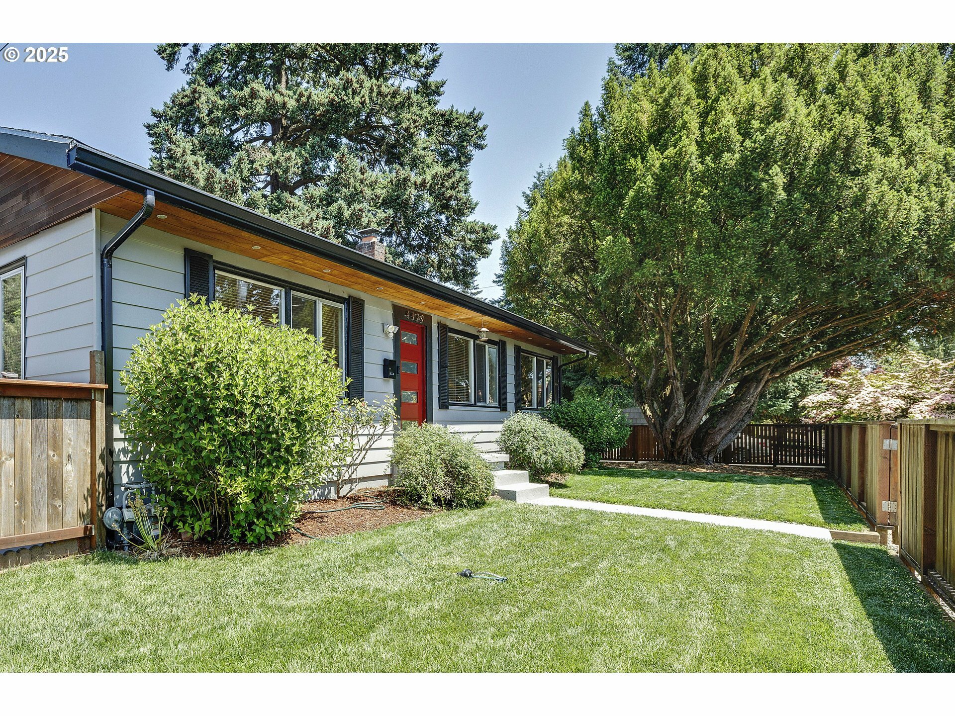 Property Photo: 4429 SE Raymond St OR 97206