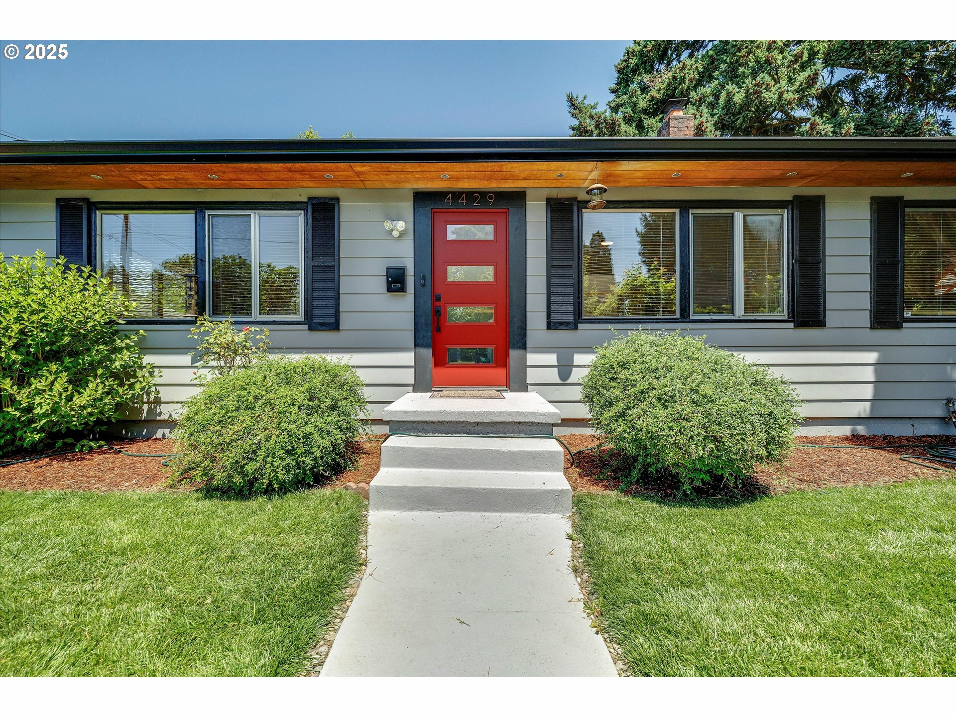 Property Photo:  4429 SE Raymond St  OR 97206 