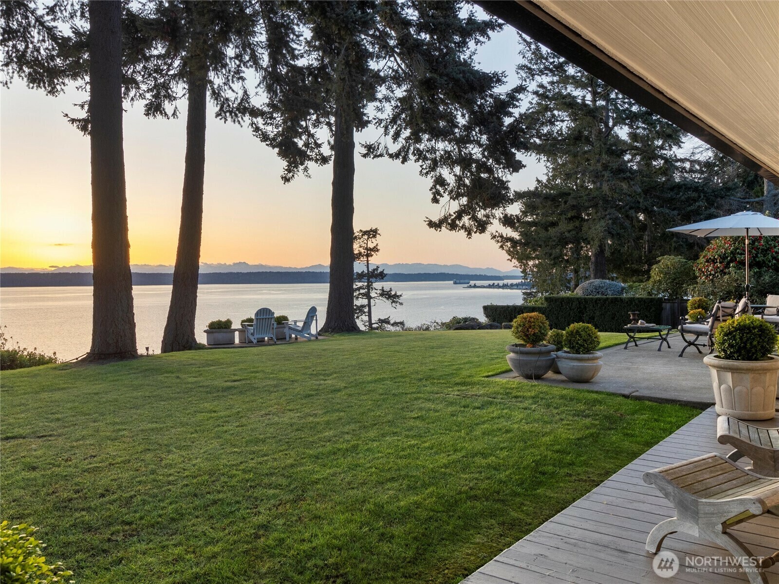 Property Photo: 19263 Edgecliff Drive SW WA 98166