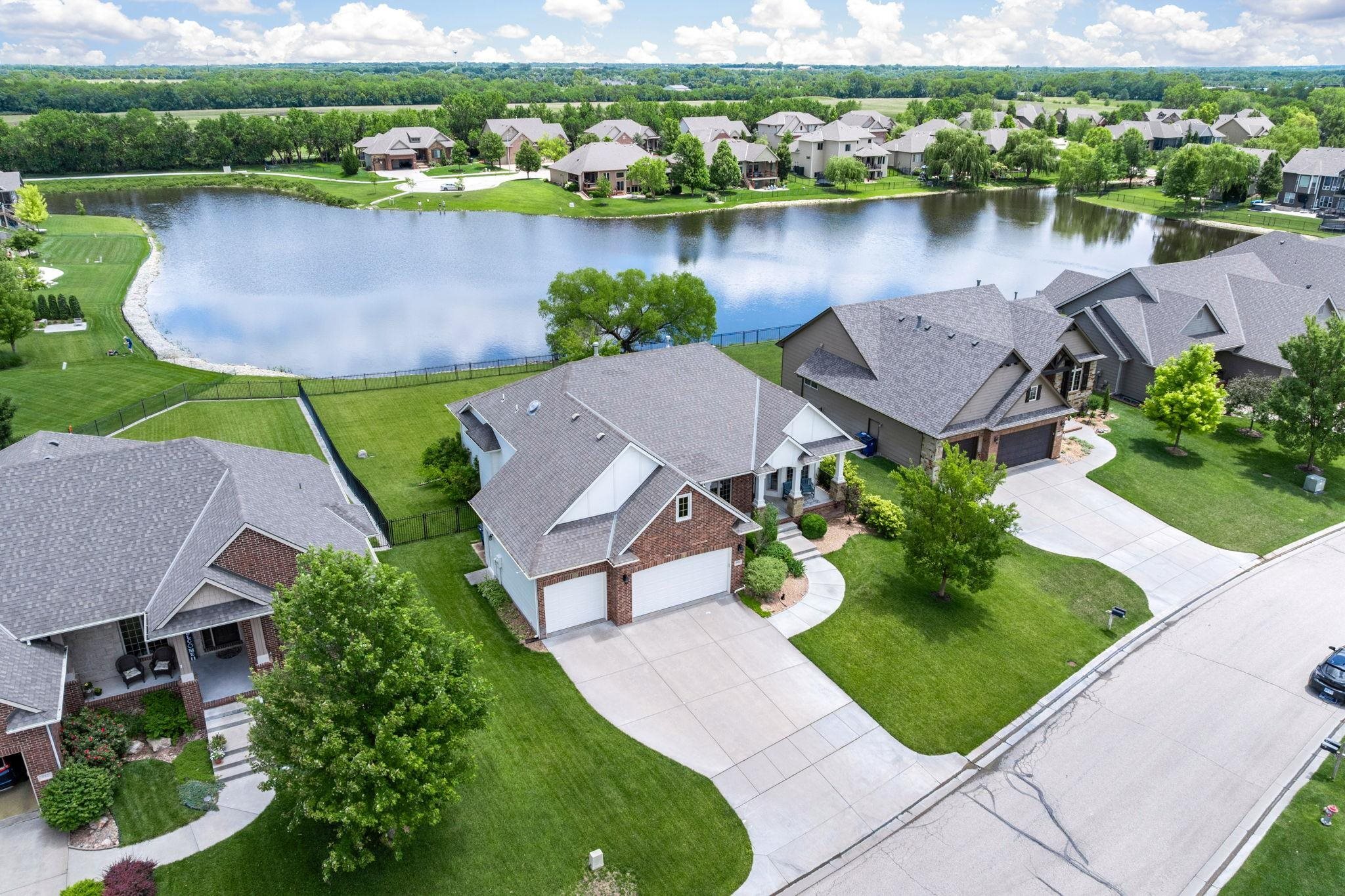 Property Photo: 818 N Fairoaks Court KS 67002