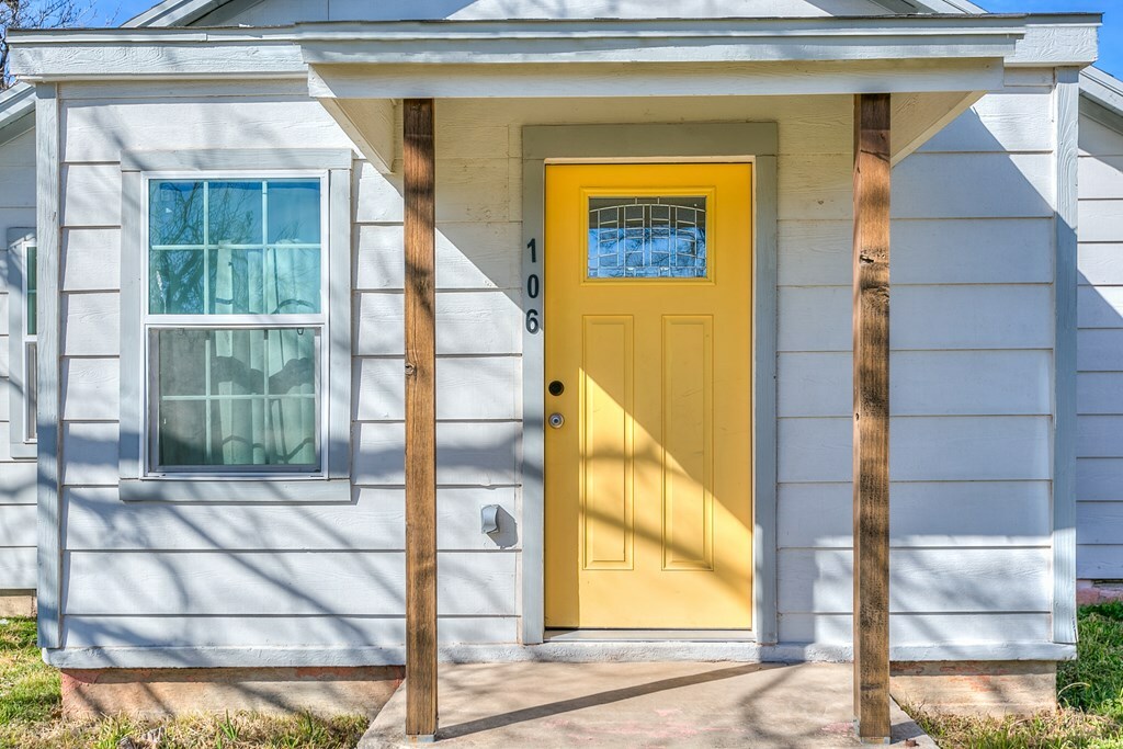Property Photo:  106 W 27th St  TX 76903 