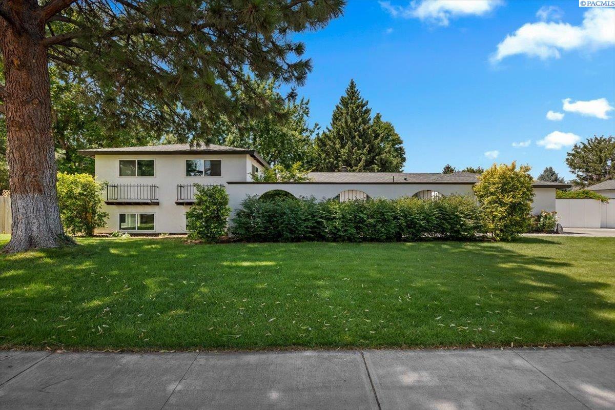 Property Photo: 707 N Quillan St WA 99336
