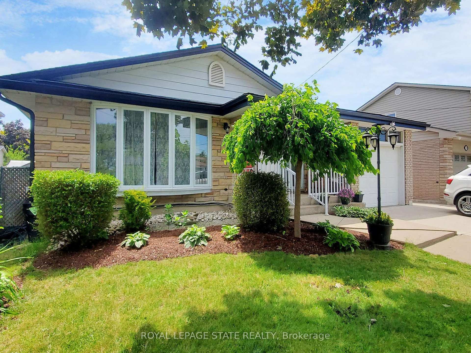 Property Photo: 19 Bunker Hill Drive ON L8K 5X3