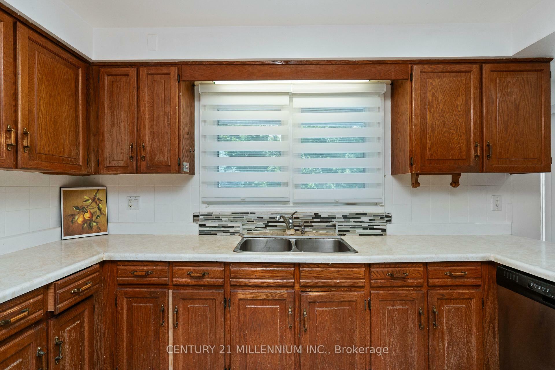 29 Mossbank Drive  Brampton ON L6W 3Z4 photo