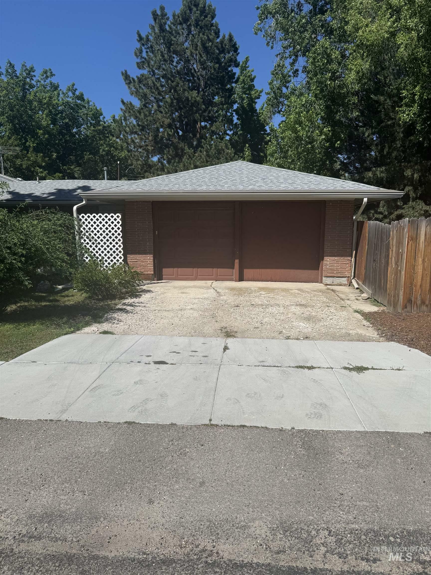 Property Photo:  604 N Walnut  ID 83712 
