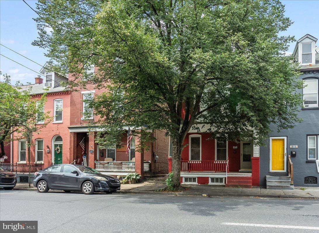 Property Photo: 609 E Chestnut Street PA 17603