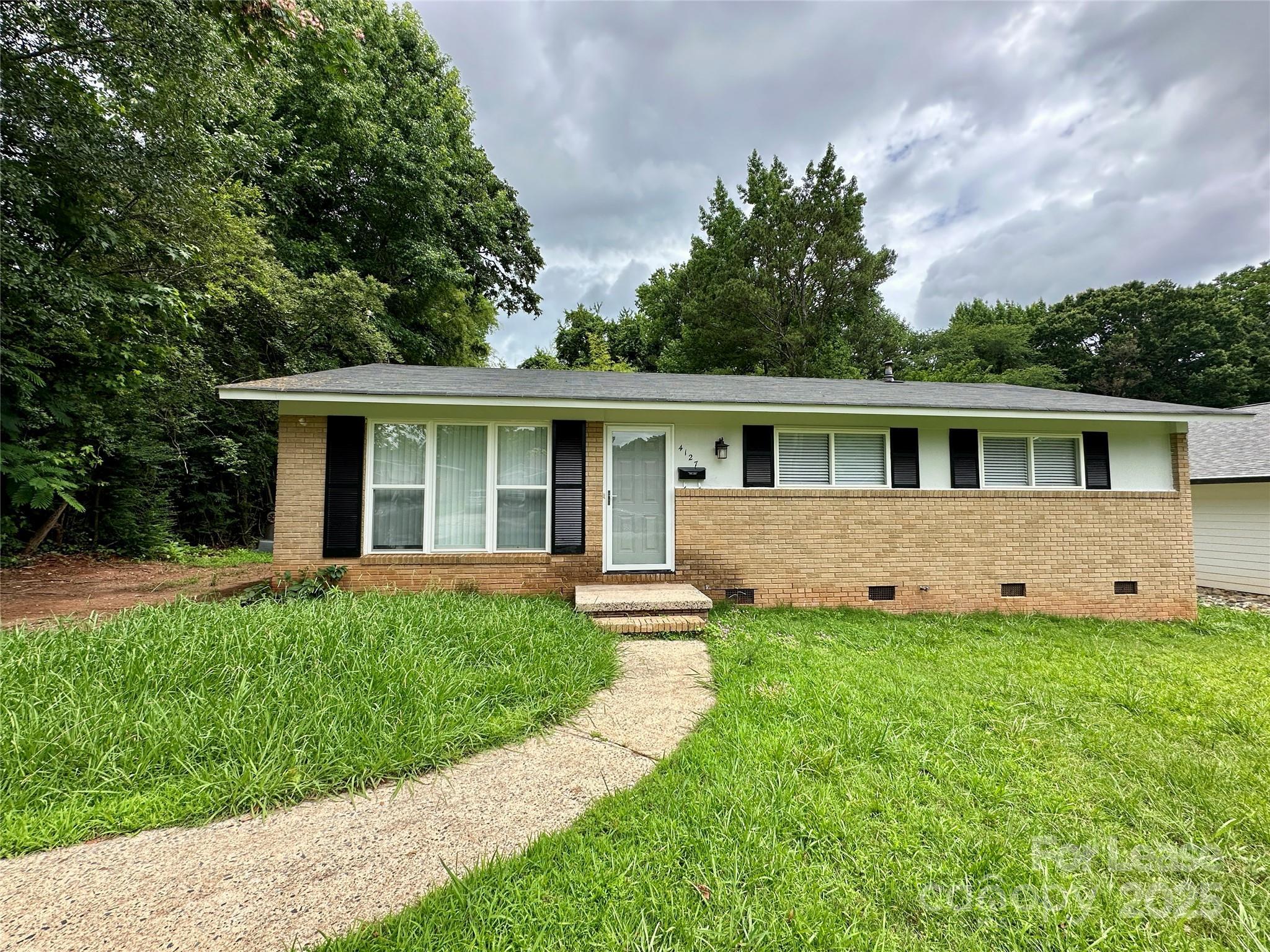 Property Photo: 4127 Foxford Place NC 28215