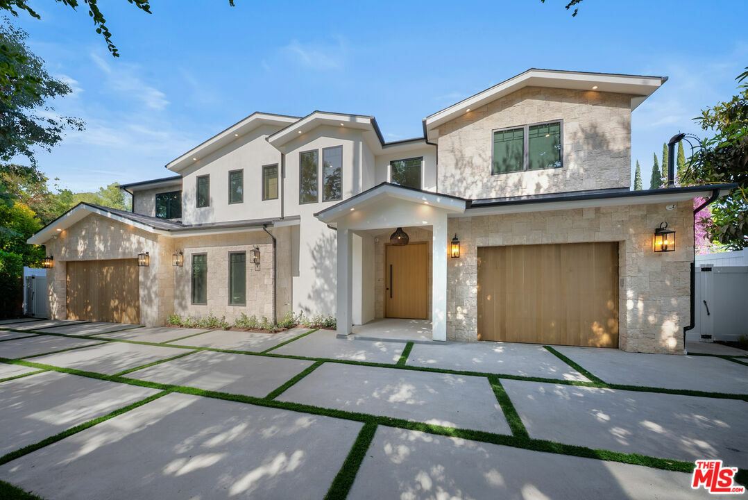Property Photo: 5036 Woodley Ave CA 91436