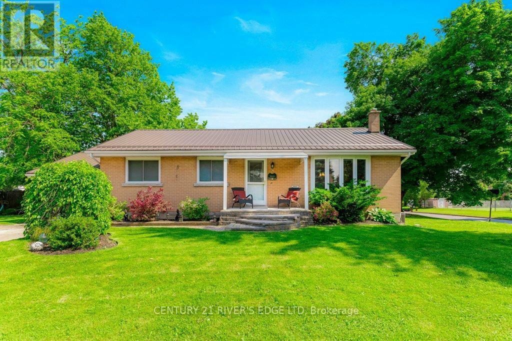 Property Photo: 3 Bedford Avenue ON K6V 1Z7