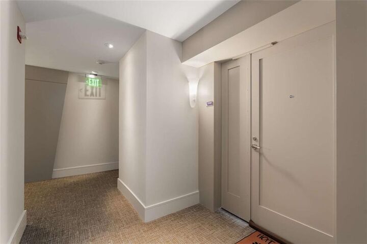 Property Photo:  3325 Piedmont Road NE 2006  GA 30305 