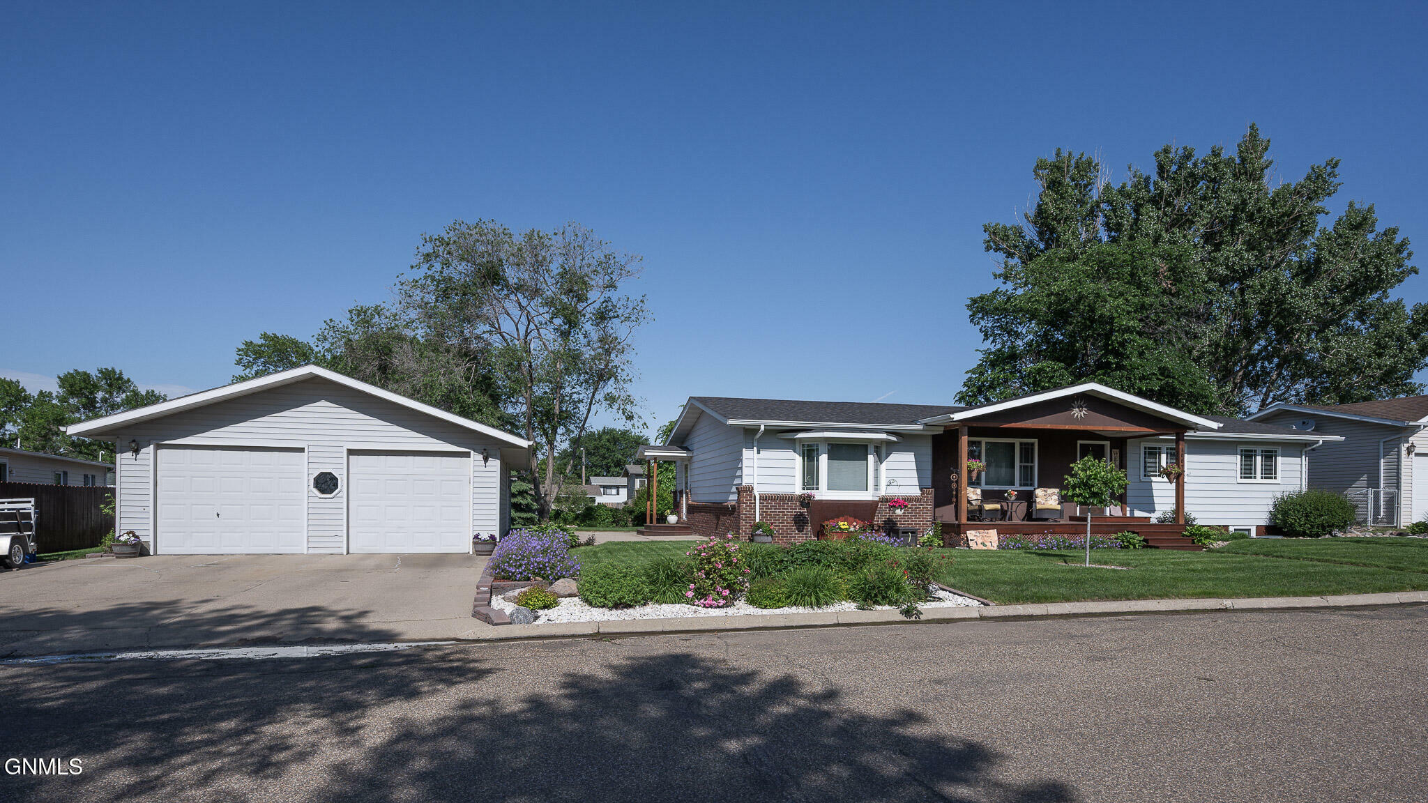 Property Photo: 1007 Chestnut Lane ND 58523