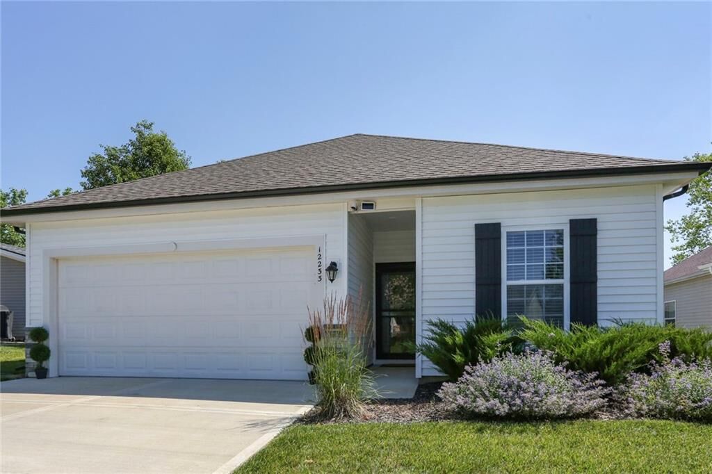 Property Photo: 12233 N Pomona Avenue MO 64163